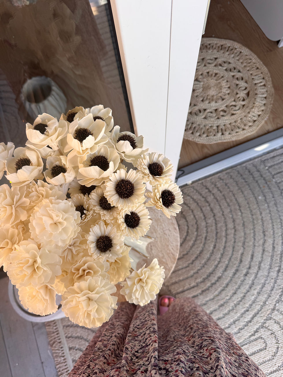 Miniaturbild: Dekostrauß Wildblumen mit Real Touch Anemonen „Vanille und Espresso“