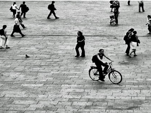 persone per strada
