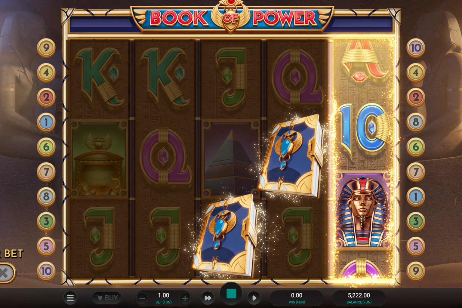 Relax Gamingu ametlik Book of Power mängukujundus kuldse raamatu ja templiga.