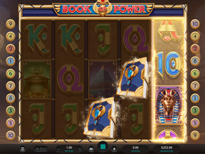 Relax Gamingu ametlik Book of Power mängukujundus kuldse raamatu ja templiga.