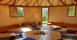 Stage Akhanda Yoga yourte