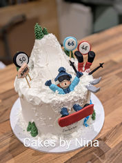 Cake decorated with skiers and a snowy mountain, from Celebration site