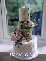 Floral wedding cakes, sugar flower wedding cakes, floral wedding cake, sugar flower wedding cake, sage green wedding cake, wedding cake, cakes by nina, cakes in Surrey, cakes in London, gold leaf floral cakes, cakes maker, unique wedding cake, wedding cakes London, wedding cakes Surrey, Wedding cakes Hampshire, bespoke wedding cakes, blush pink wedding cake, sage green wedding cake
