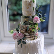 Floral wedding cakes, sugar flower wedding cakes, floral wedding cake, sugar flower wedding cake, sage green wedding cake, wedding cake, cakes by nina, cakes in Surrey, cakes in London, gold leaf floral cakes, cakes maker, unique wedding cake, wedding cakes London, wedding cakes Surrey, Wedding cakes Hampshire, bespoke wedding cakes, blush pink wedding cake, sage green wedding cake