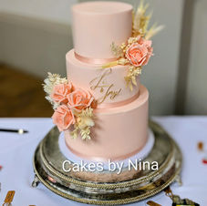 Stunning sugar flower and lace details wedding cake with various hints of peach