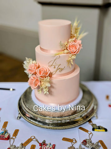 Wedding Cake Royal Berkshire - Stunning sugar flower and lace details wedding cake with various hints of peach