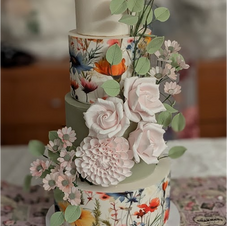 Floral wedding cakes, sugar flower wedding cakes, floral wedding cake, sugar flower wedding cake, sage green wedding cake, wedding cake, cakes by nina, cakes in Surrey, cakes in London, gold leaf floral cakes, cakes maker, unique wedding cake, wedding cakes London, wedding cakes Surrey, Wedding cakes Hampshire, bespoke wedding cakesSmall wedding cake, wild meadow wedding cake, sugar flowers, blush pink and sage green wedding cake