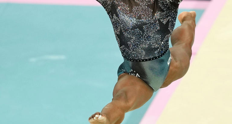 Simone Biles gets impressive score, while dealing with a calf injury