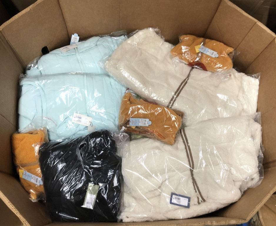 Thumbnail: Pallet of Mixed Winter Wear - 76 Units - Manifested - Shelf Pulls