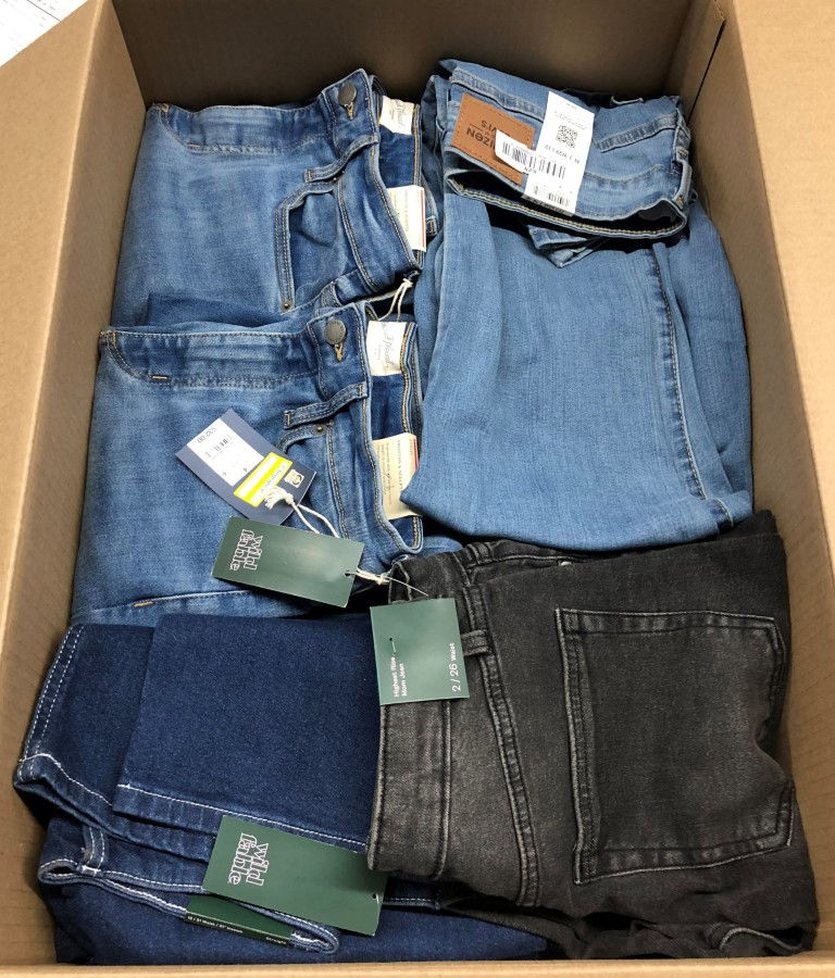 Thumbnail: Case Lot of Women's Jeans - 50 Units - Manifested - Shelf Pulls