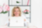 Julia Schuchardt, Website Expertin aus Hamburg, am Schreibtisch