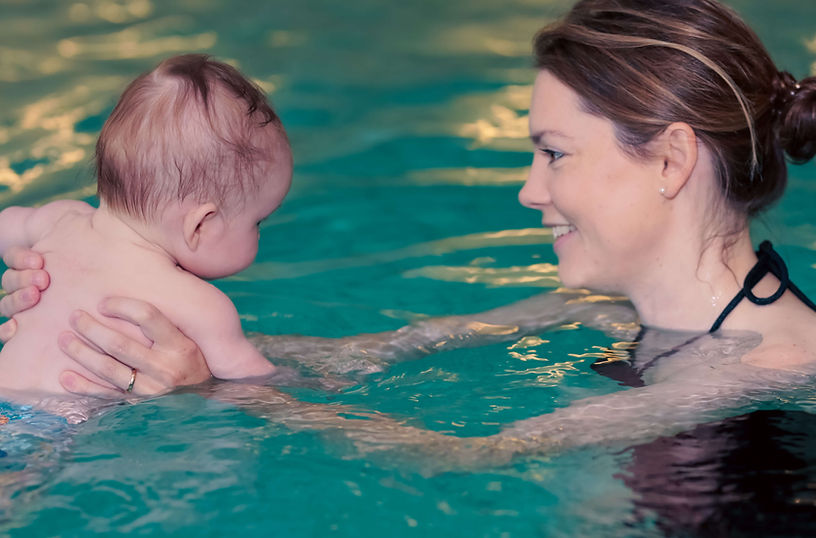Mutter mit Baby beim KEG Babyschwimmen in Hamburg