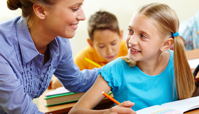 Öğretmen Helping Öğrenci