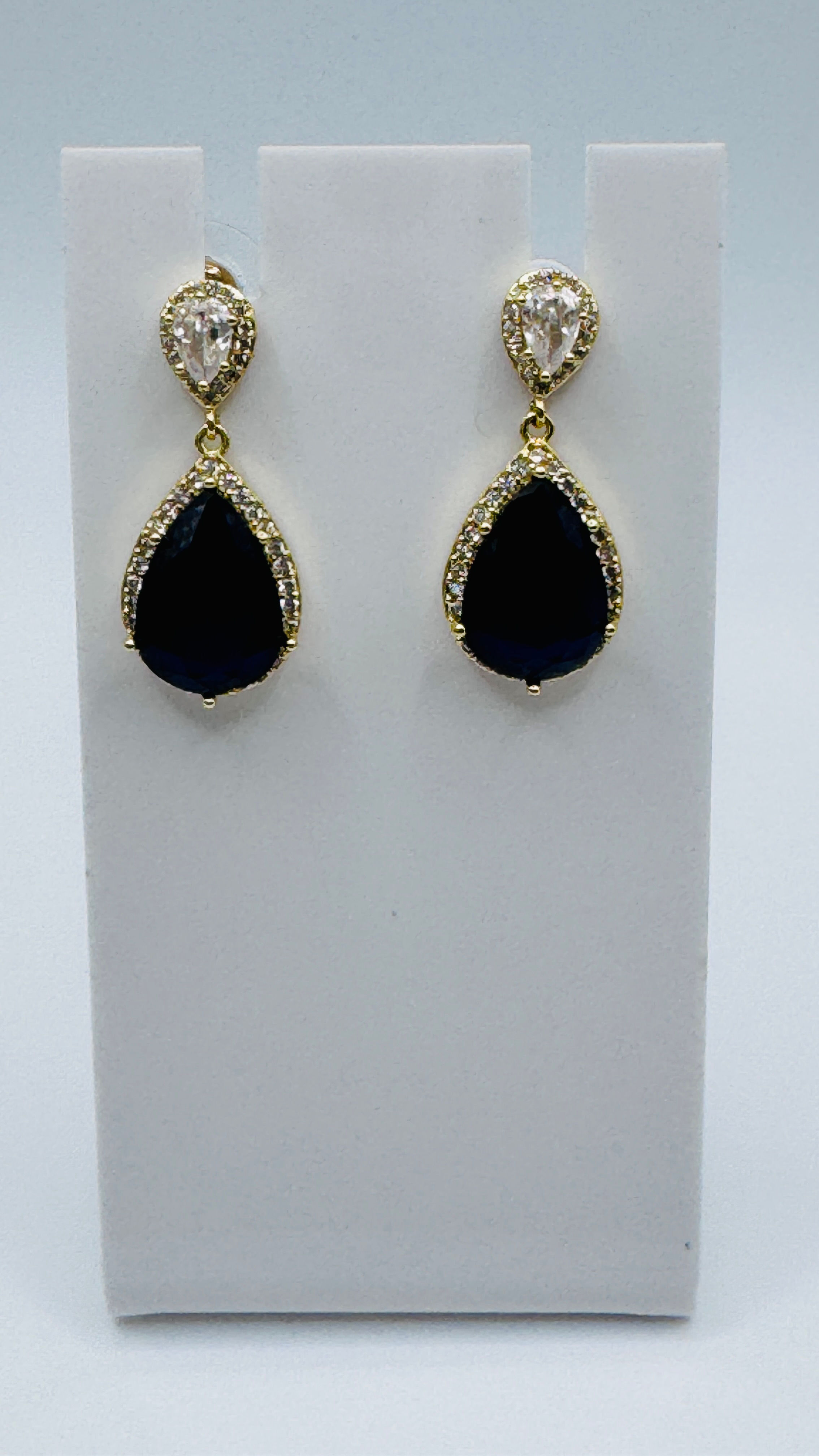 Classic sparkle with a touch of royal blue. 💙👑✨