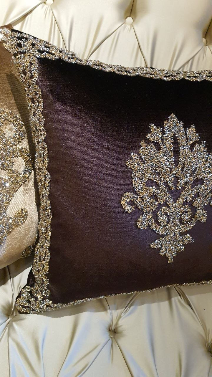 Küçük resim: Koyu Kahve Zeminde Swarovski Taşlı Baskı Yastık