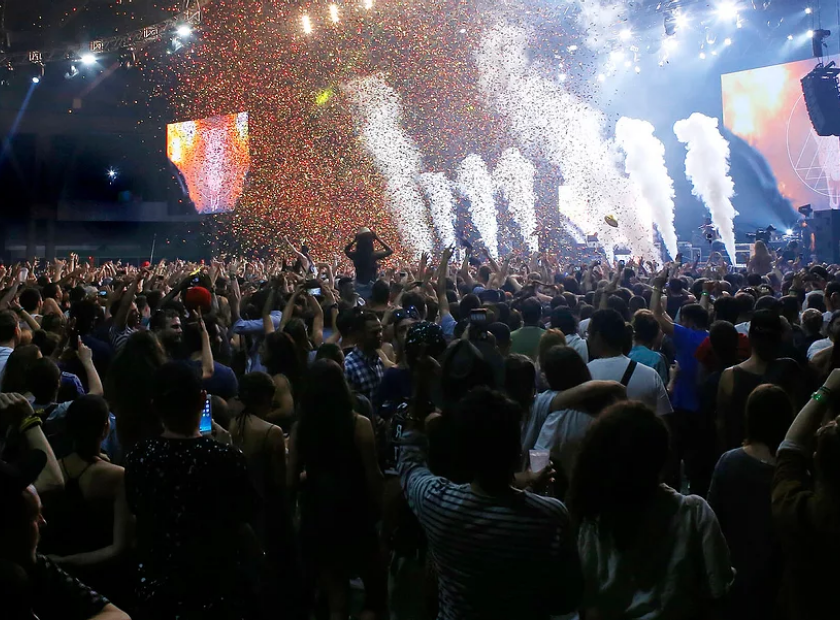 Arriba Concerts with crowd cheering