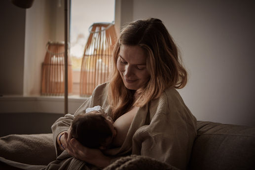 Motherhood Wochenbettreportage Newbornsession Neugeborenenfotos Motherhoodsession Mutter Familienfotografie Hamburg Familienfotografin mommyandme Elena Mullis Photography Fotografin