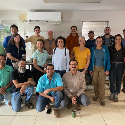 Los participantes del programa forestal se toman una foto grupal durante el taller de ecoturismo celebrado en 2025.