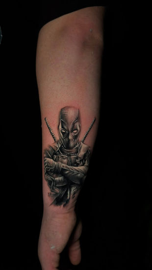 Ankara'da Ink Story Tattoo tarafından yapılan kadın portreli cover up (kapatma) dövmesi.
