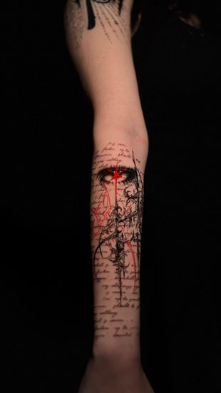 Ankara'da Ink Story Tattoo tarafından yapılan blackwork kol dövmesi.