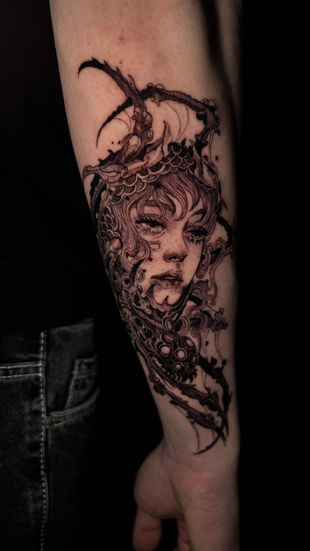 Ankara'da Ink Story Tattoo tarafından yapılan anime tarzı kadın portre dövmesi.