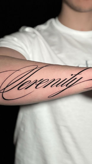 Ankara'da Ink Story Tattoo tarafından yapılan kişiye özel yazı (script) kol dövmesi.