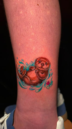 Ankara'da Ink Story Tattoo tarafından yapılan renkli su samuru dövmesi.