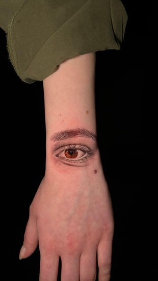 Ankara'da Ink Story Tattoo tarafından yapılan minimal göz dövmesi.