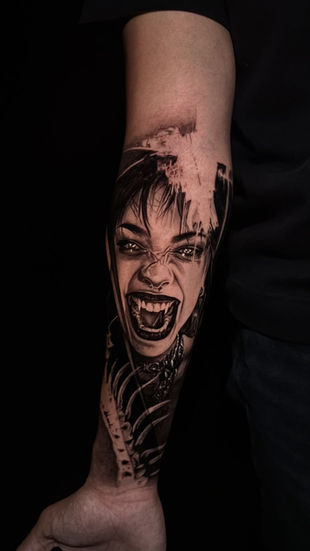 Ankara'da Ink Story Tattoo tarafından yapılan siyah beyaz realistik kadın portre dövmesi.