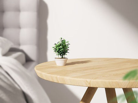 Plantinha na beirada de uma mesa