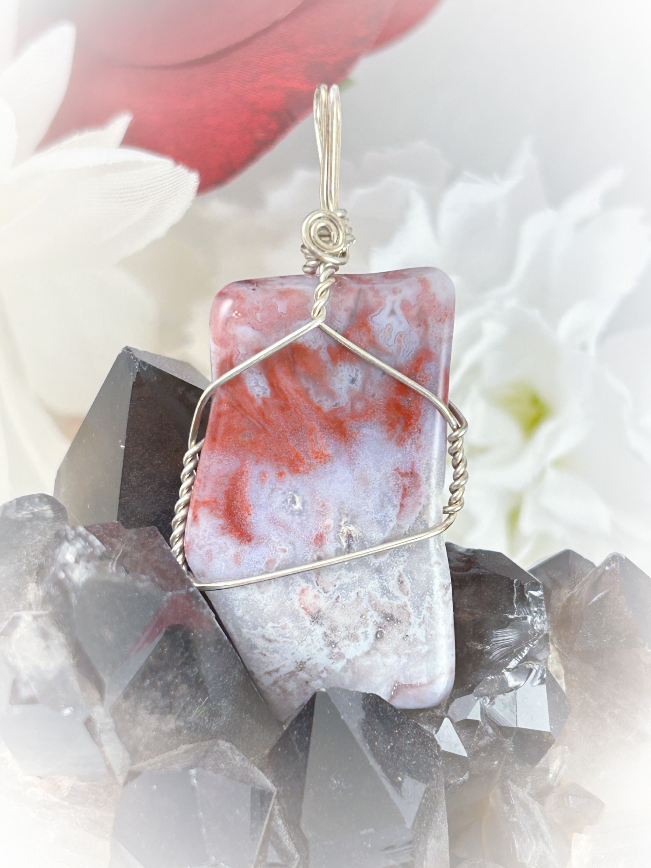 Agate healing crystal pendant made in Canada for lowering stress and dealing with low moods.