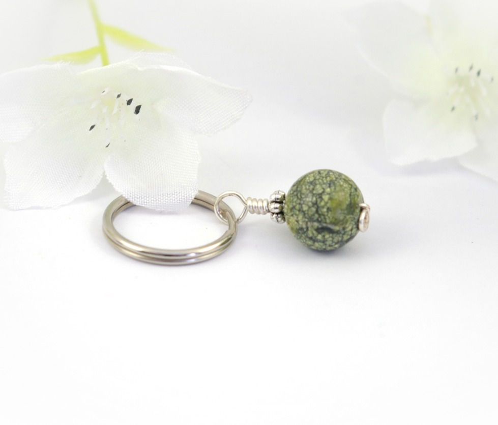 Serpentine healing crystal pet charm handmade in Canada by Wicked Stones. Help your pet to feel calm during times of stress