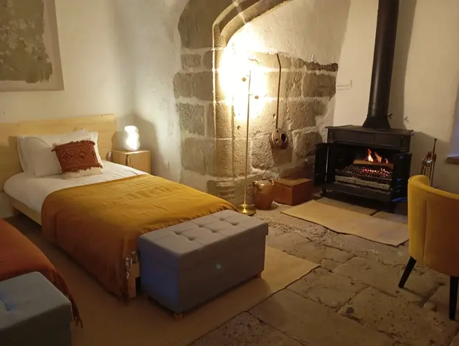 Bed and breakfast with old stone walls, a comfortable stopover after Le Puy-en-Velay