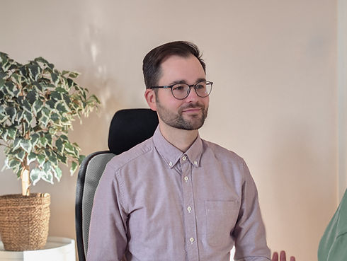 Führungskraft bei einer Reflexionsübung im Embodied Leadership Training