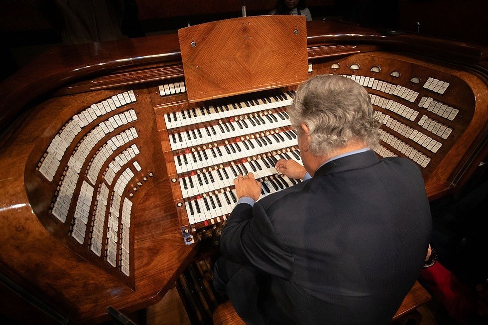 Héctor Guzmán, organista titular del instrumento