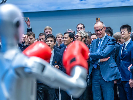 Robots chinos muestran destreza en kung-fu a canciller alemán