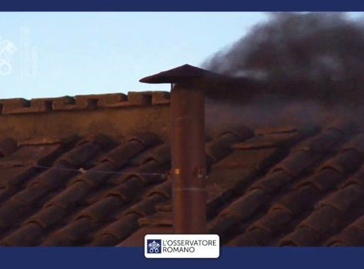 Humo negro tras primera votación para nuevo papa en el Vaticano