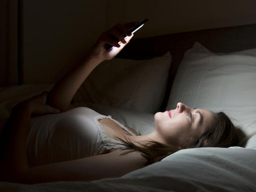 El uso del celular en la oscuridad puede tener sus riesgos