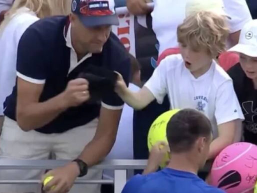 Millonario polaco, el abusivo que le arrebató a un niño, gorra firmada por tenista
