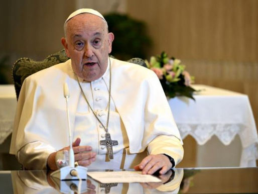 Pasa el Papa una noche tranquila y descansa en un sillón este miércoles