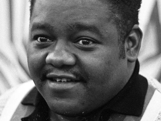 Cantante, compositor y pianista de R&B y Rock and Roll afroamericano de EU: Fast Domino