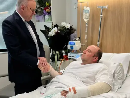 Recibe un premio hombre que enfrentó a terroristas en Australia