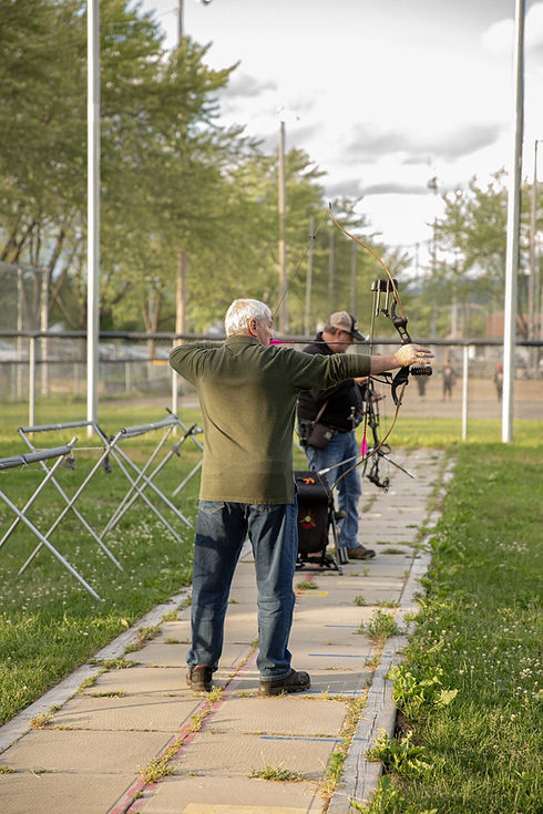 Membre du club de tir Nord'Arc en pratique de tir à l'arc traditionnel