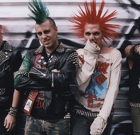 Punk rock nổi loạn và giận dữ, phong cách thời trang mang nhiều yếu tố chính trị những năm 70.