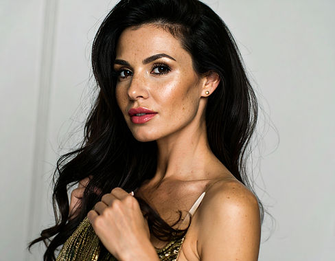 Firefly_A glamorous female model in her late 30s, with long brunette hair, faint freckles