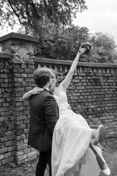 brautpaarshooting-bei-hochzeit-auf-dem-gut-ringelsbruch-in-paderborn