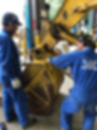 SH200 バケット取付ピン部ボルト締め付け作業中③.jpg