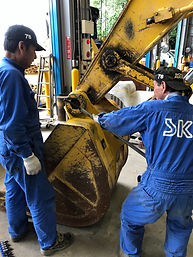 SH200 バケット取付ピン部ボルト締め付け作業中③.jpg