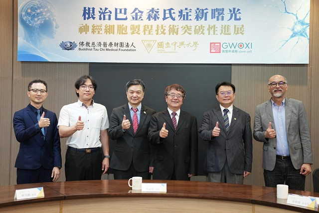 興大生科學院長黃介辰、興大研發長宋振銘、興大校長詹富智、興大生科系教授蘇鴻麟、慈濟醫療法人張嘉佑博士、國璽幹細胞技術長林珀丞等人,12日出席根治巴金森氏症新曙光的發表會。(圖由右至左)。
