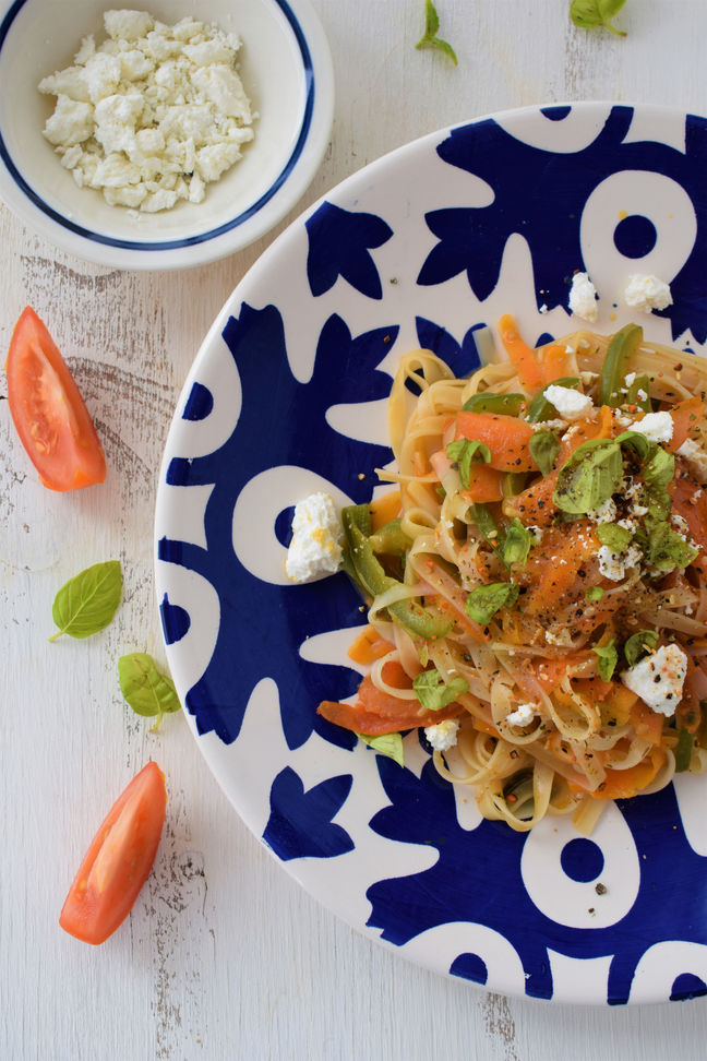 Salteado de noodles de arroz y verduras